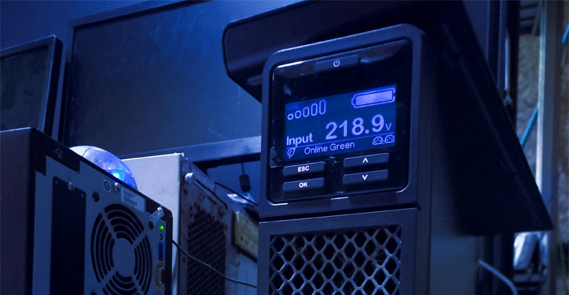 UPS with battery and connectivity status